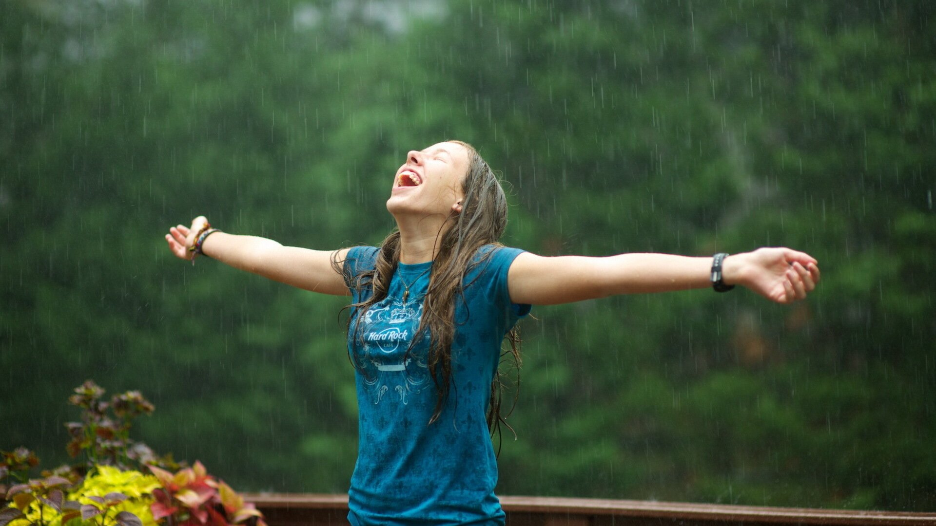 Cute Girls in Rain HD Images (4)
